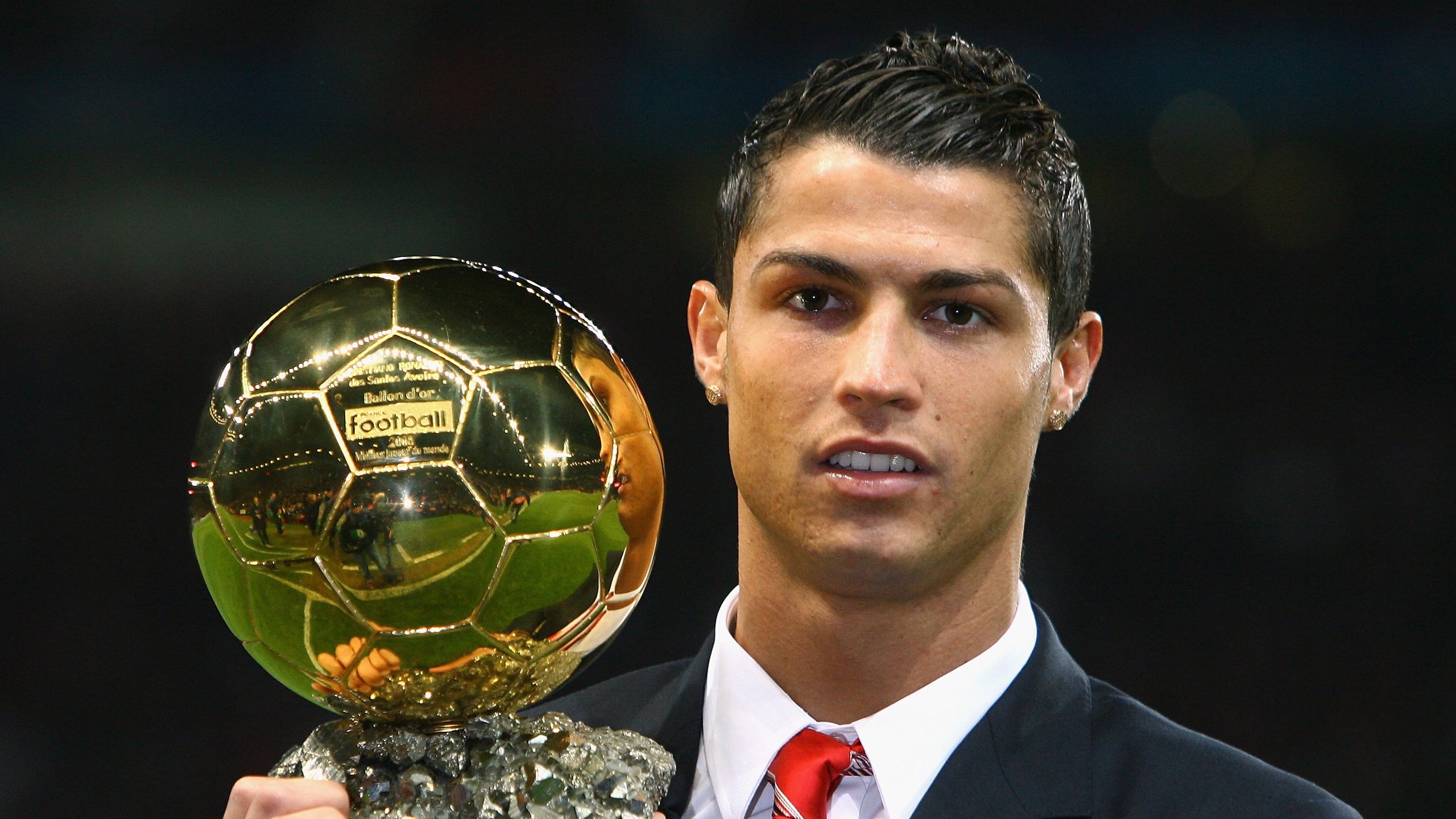 37岁绝境助攻！C罗一脚撕裂拜仁防线，争议胜利引爆足坛论战，37岁传奇手术刀助攻斩拜仁，争议之战引爆足坛